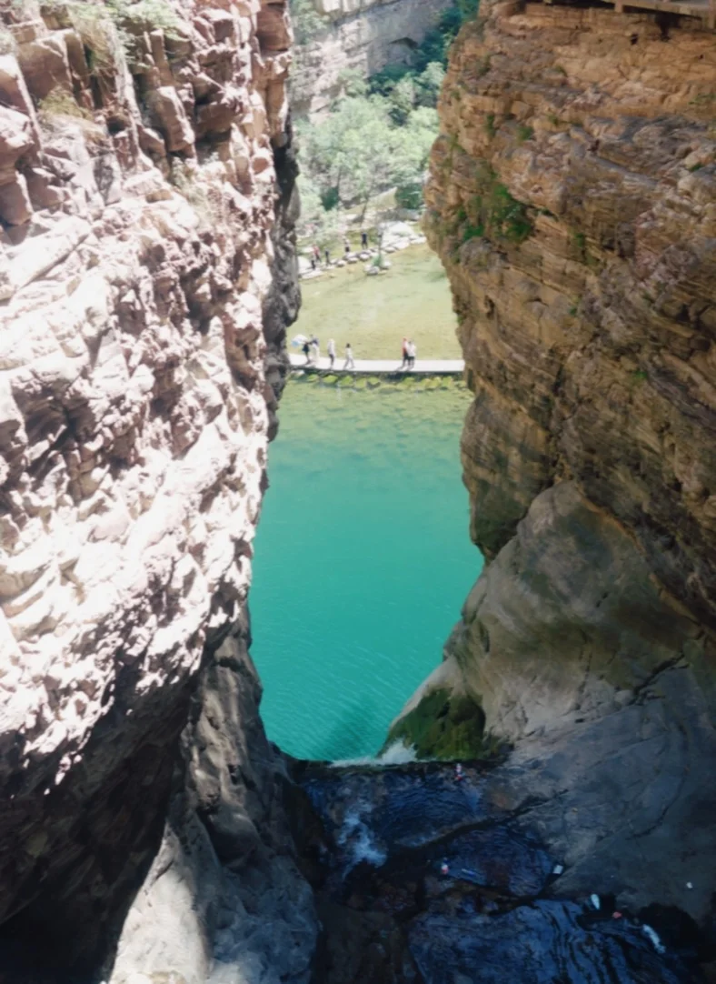 峡谷碧水